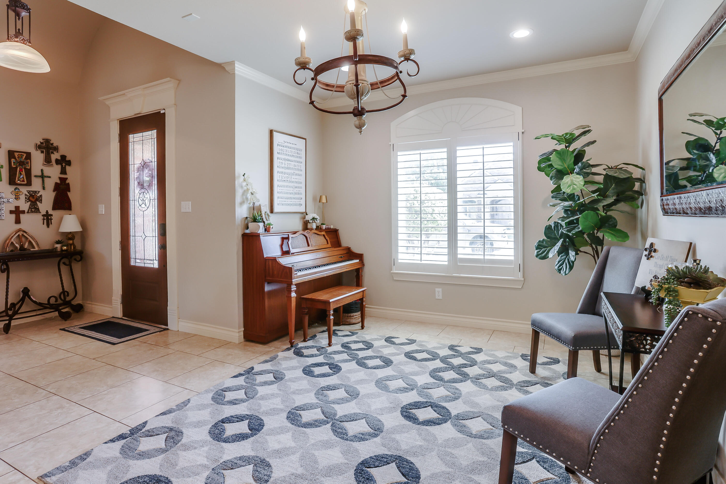 3804 103rd Street Lubbock, TX 79423 - Photo 5 of 32 a bedroom with furniture and a window