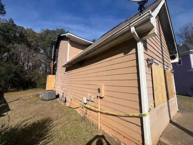 a view of back yard of the house