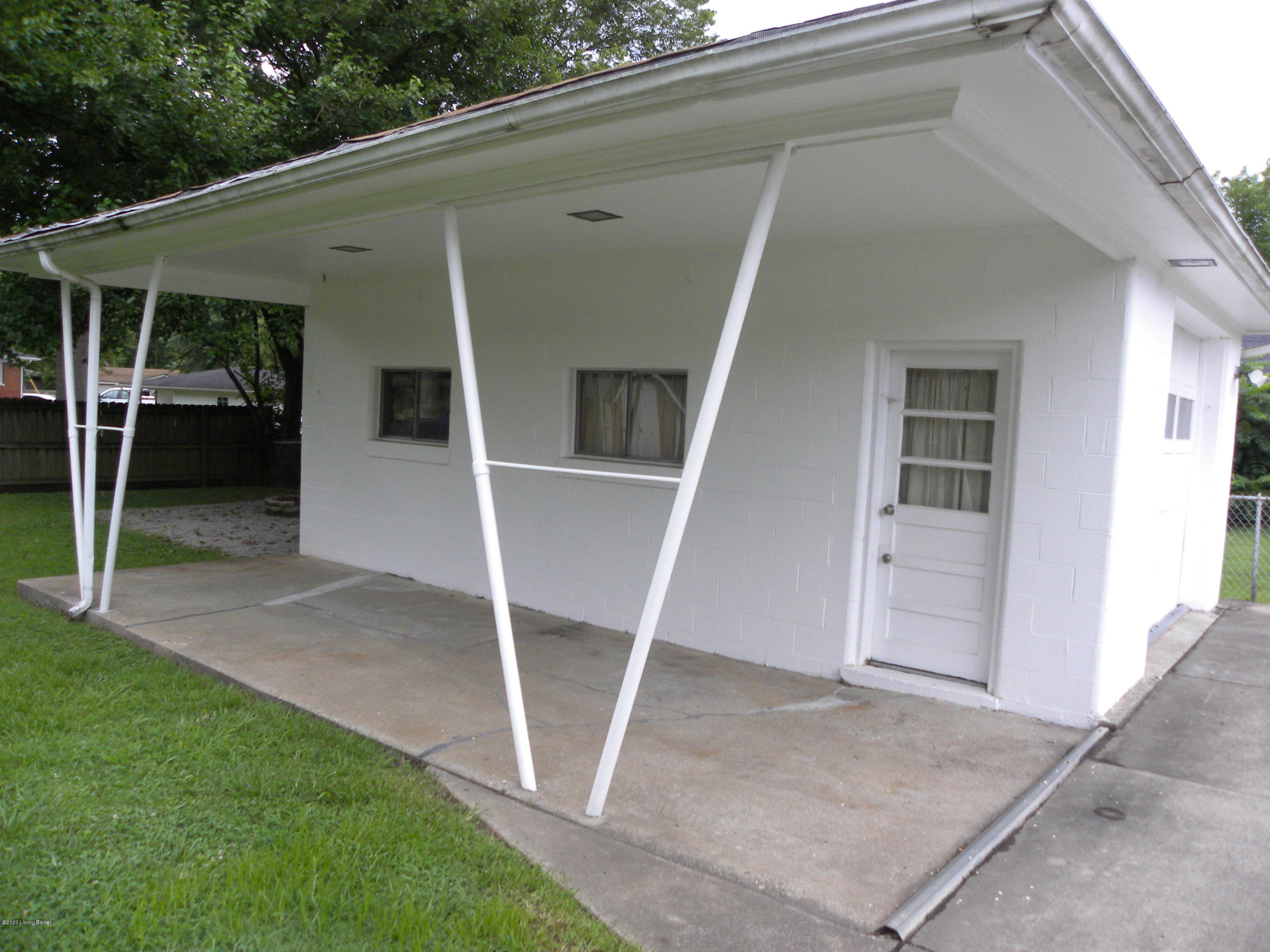 4216 Dover Road Louisville, KY 40216 - Photo 5 of 22 DSCN4670