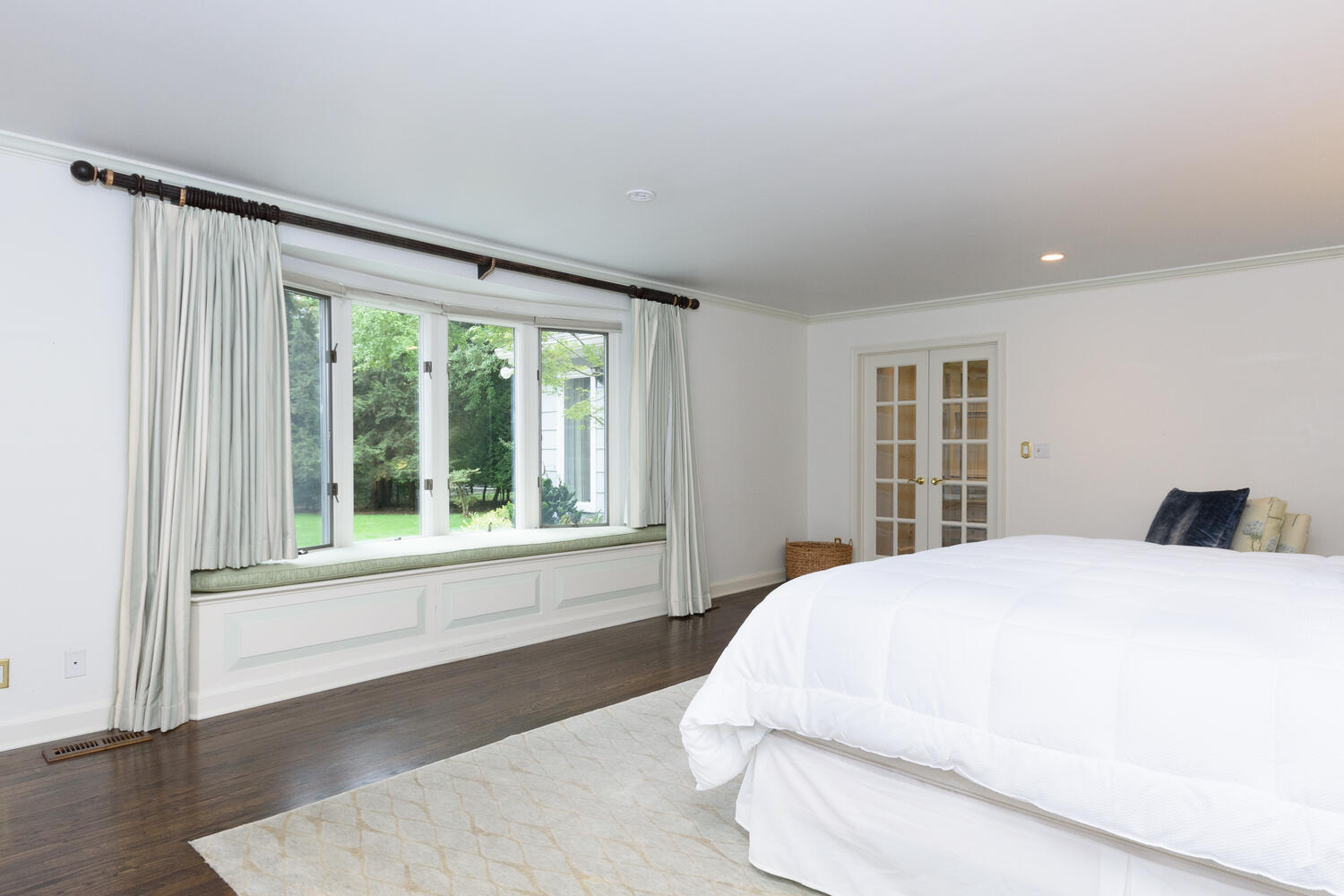 10 Highview Road Darien, CT 06820 - Photo 18 of 42 a bedroom with a large bed and a window
