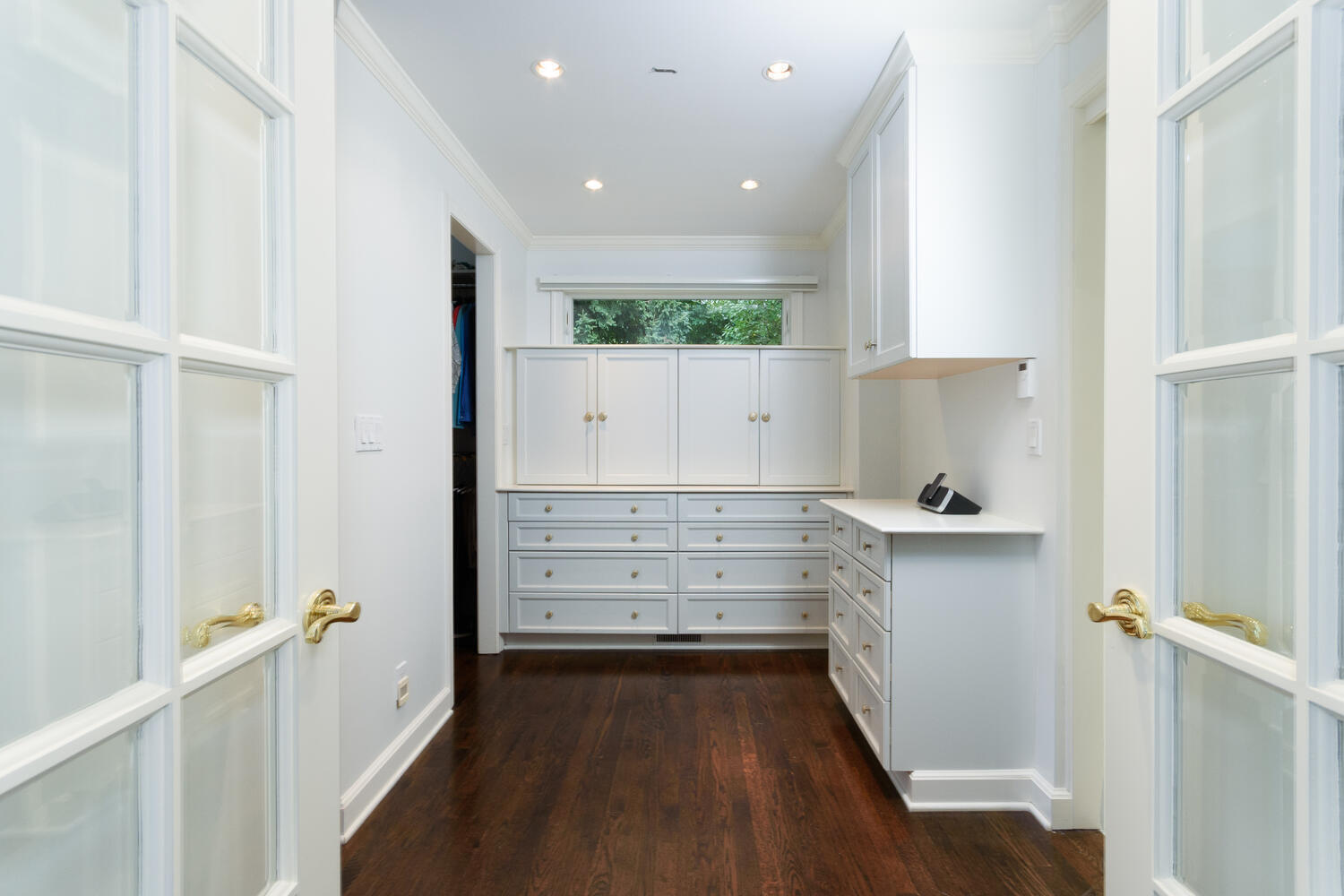 10 Highview Road Darien, CT 06820 - Photo 19 of 42 a view of kitchen with wooden floor and electronic appliances
