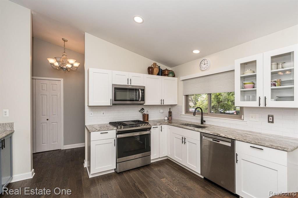 2033 Avonstoke Road Rochester Hills, MI 48307 - Photo 4 of 30