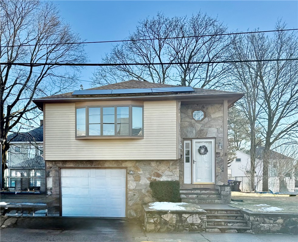 139 Suffolk Avenue Pawtucket, RI 02861 - Photo 1 of 25
