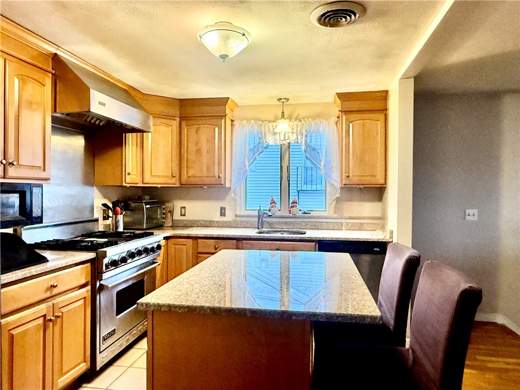 139 Suffolk Avenue Pawtucket, RI 02861 - Photo 5 of 25