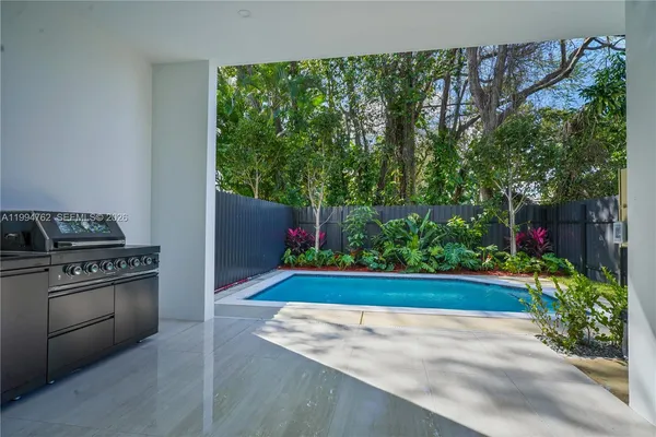 a view of a backyard