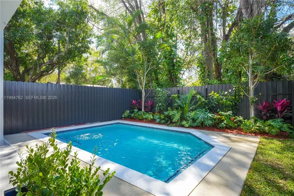 a view of a backyard