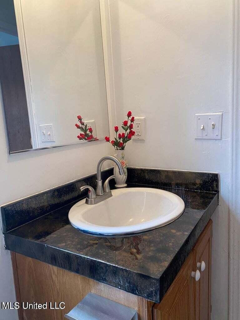 508 Ridgecrest Drive Pearl, MS 39208 - Photo 16 of 22 Hall bath