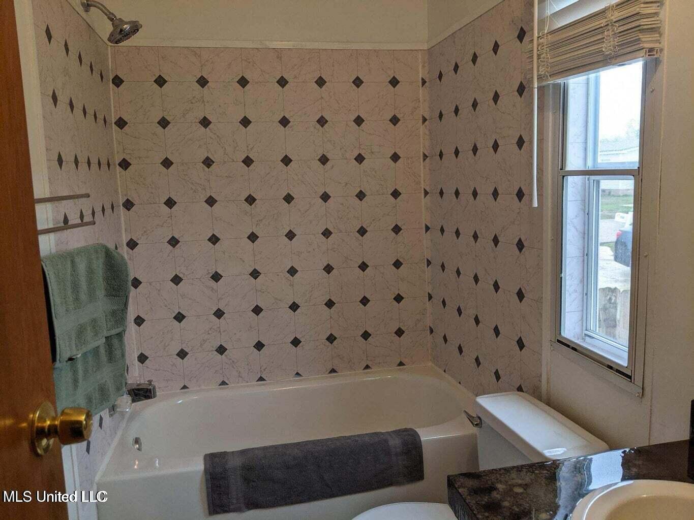 508 Ridgecrest Drive Pearl, MS 39208 - Photo 17 of 22 Hallbath2