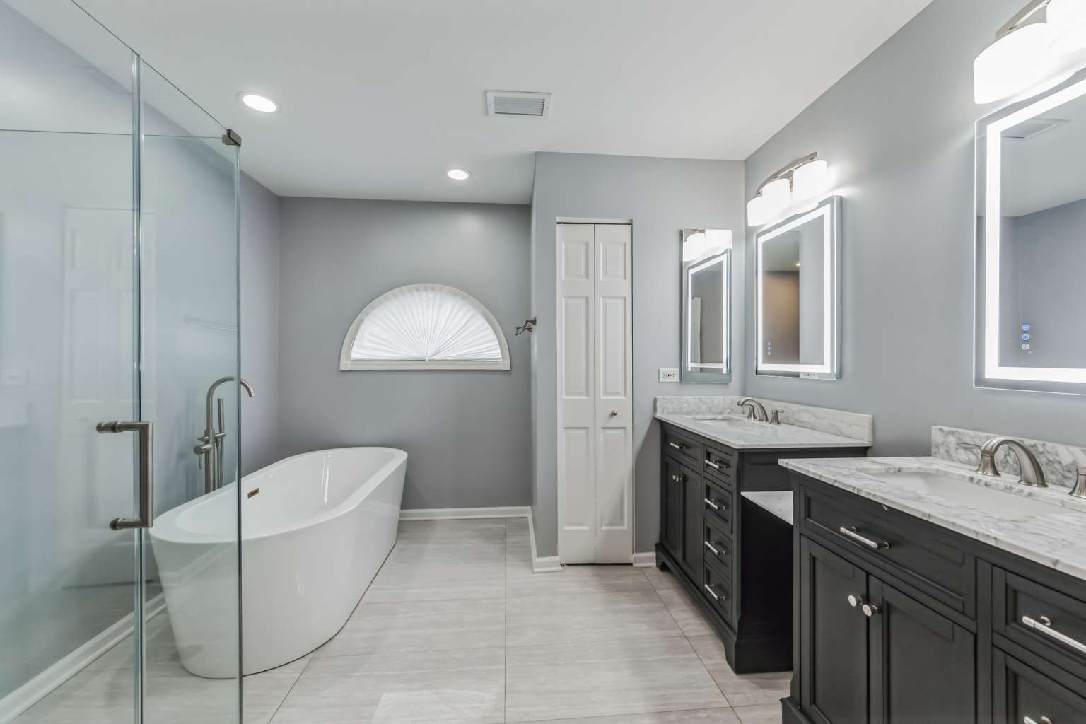 1113 Stonegate Court Bartlett, IL 60103 - Photo 13 of 25 a bathroom with a double vanity sink mirror and bathtub
