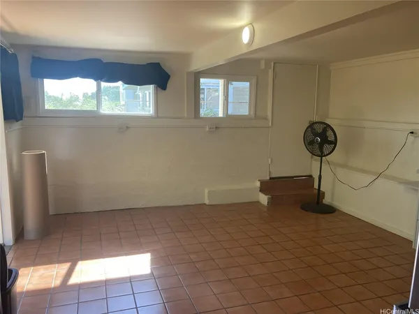a view of a livingroom with window