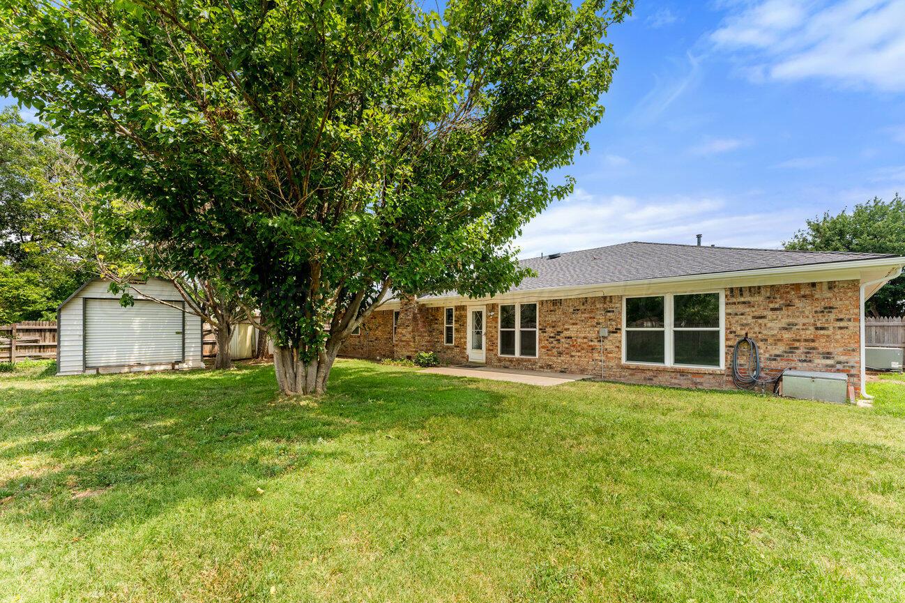 7204 Southwest 39th Avenue Amarillo, TX 79109 - Photo 49 of 51 a front view of house with yard and green space