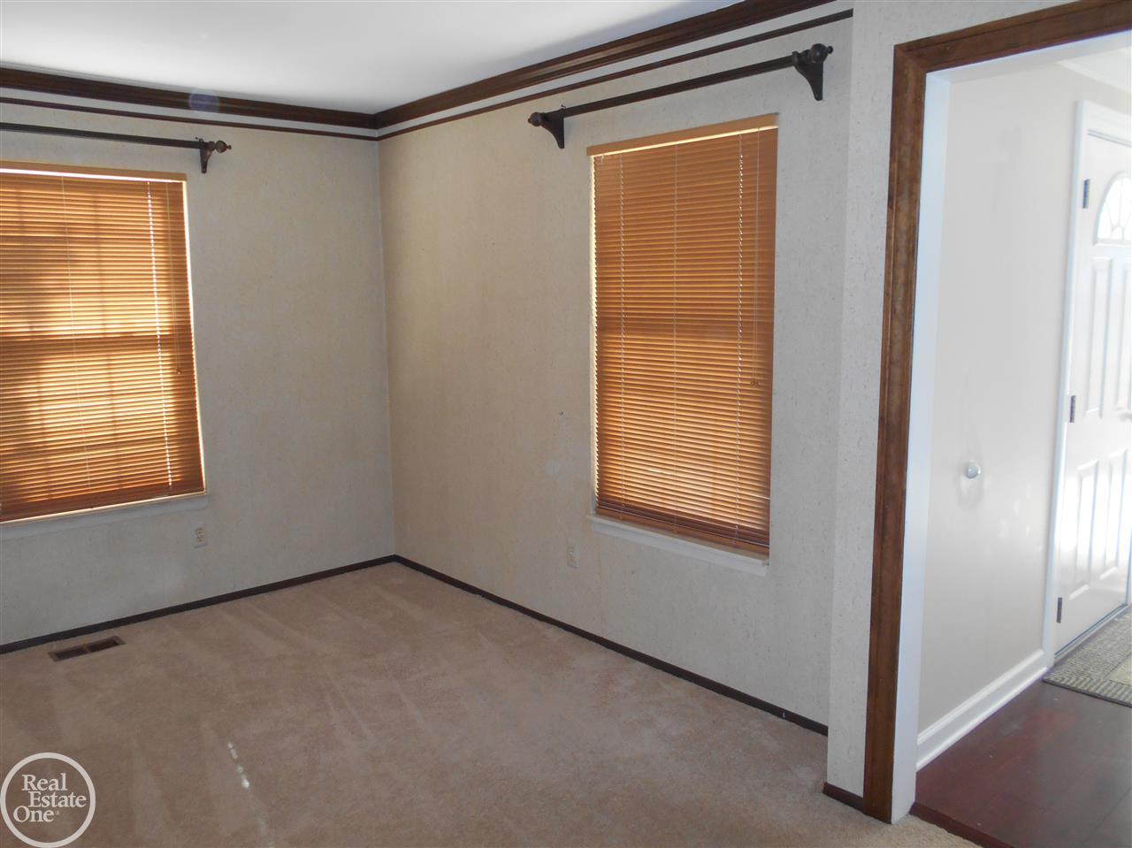 392 Rolling Green Circle Rochester, MI 48309 - Photo 8 of 28 31291986-7.JPG
