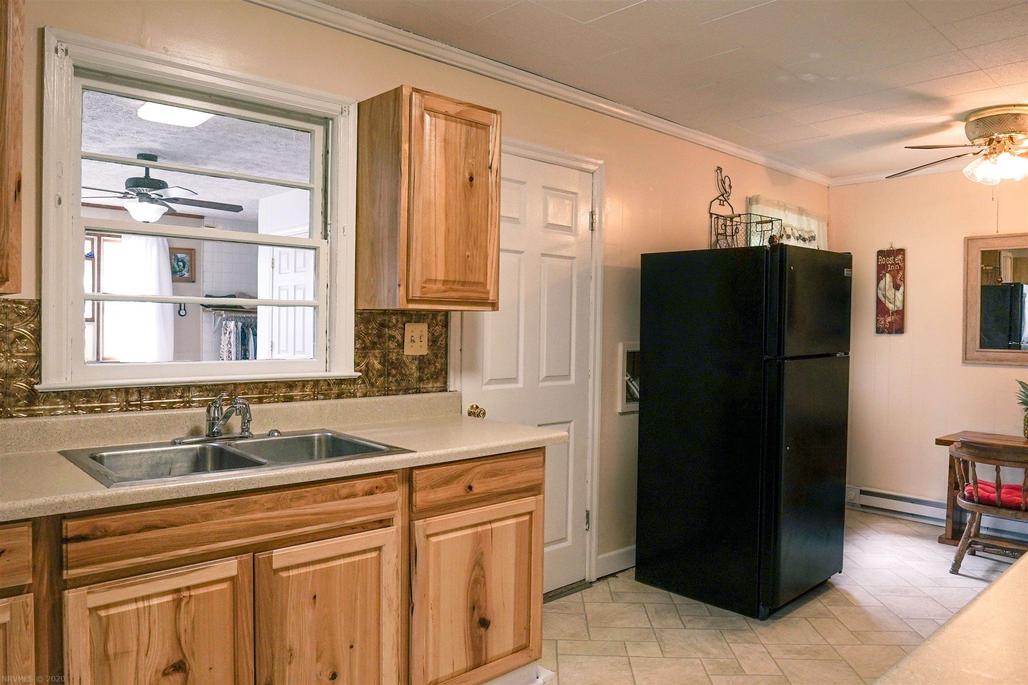 6571 Hylton Road Radford, VA 24141 - Photo 7 of 30 Gallery Image 7