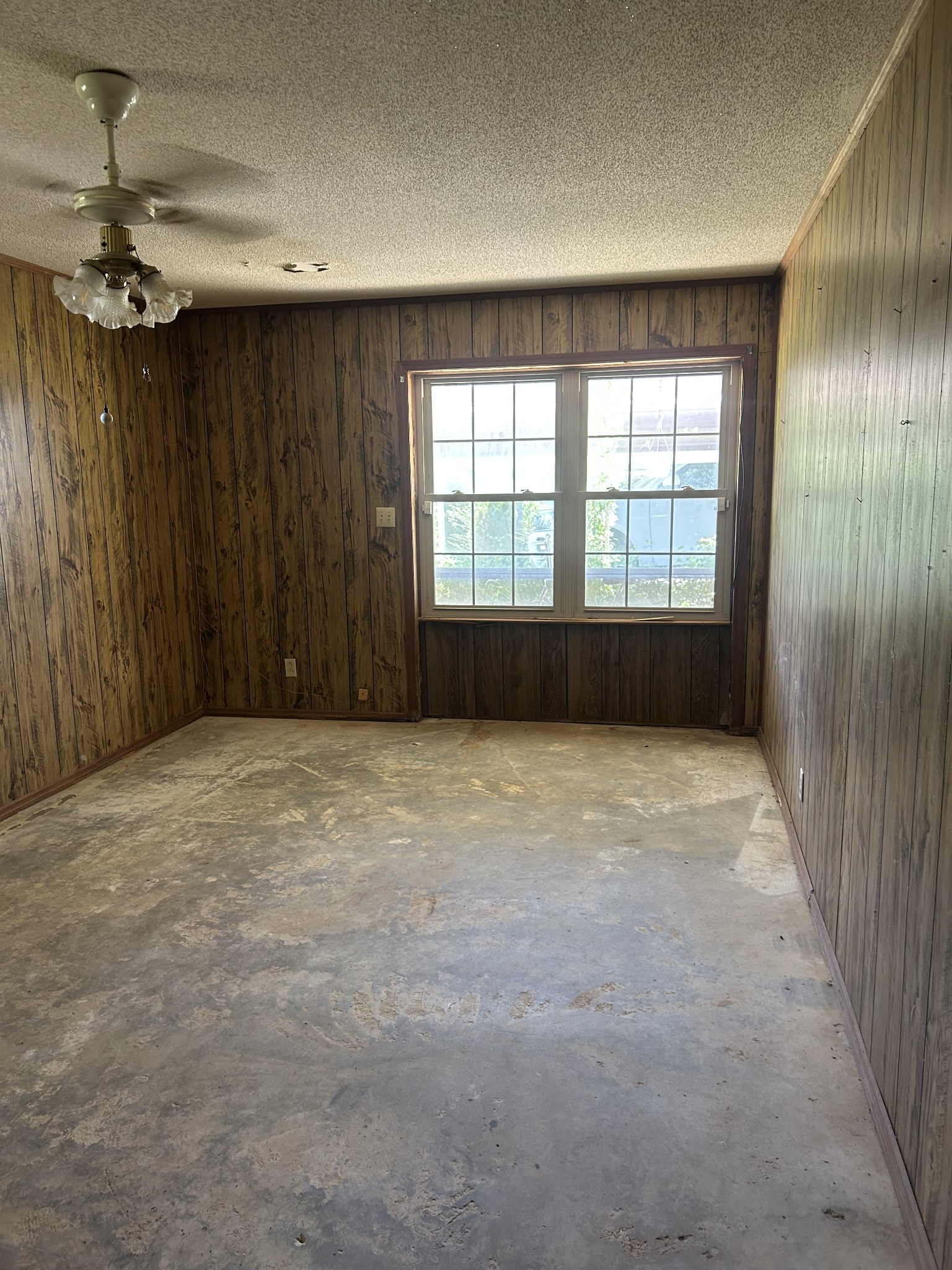 236 Beartown Road Loretto, TN 38469 - Photo 16 of 19 an empty room with a ceiling fan and window