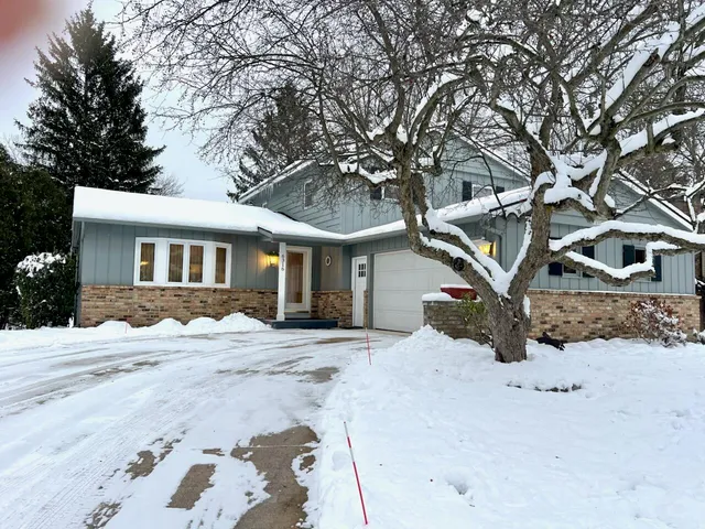 $650,000 | 6316 Duxbury Drive Southeast, Ada, MI 49301