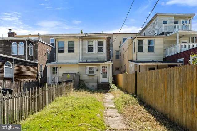 a view of a back yard of the house