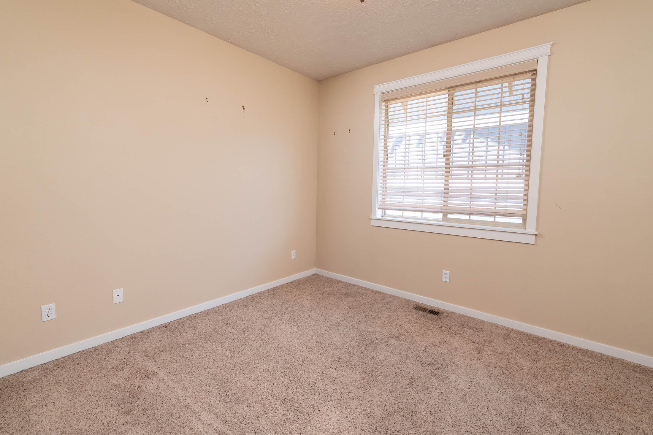 852 Northwest Rimrock Drive Redmond, OR 97756 - Photo 14 of 22 Guest Bedroom 1