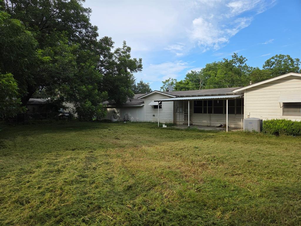 304 South Buffalo Street Chico, TX 76431 - Photo 2 of 3