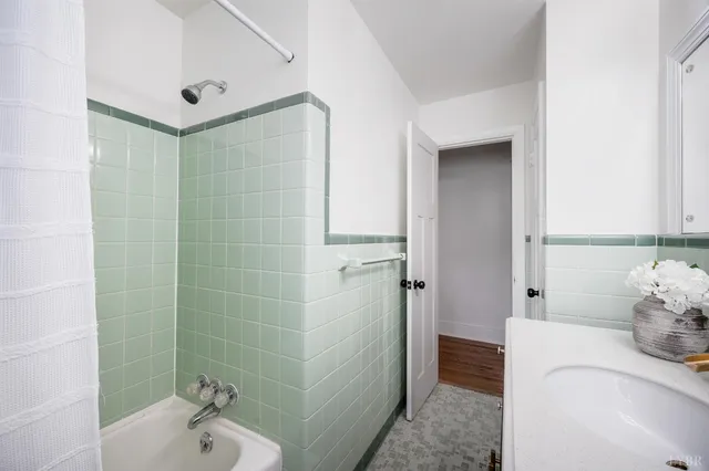 a view of empty room with wooden floor and ceiling fan