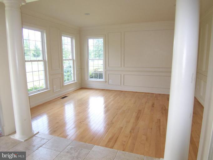 1154 Markell Court Reston, VA 20194 - Photo 3 of 23 Living Room