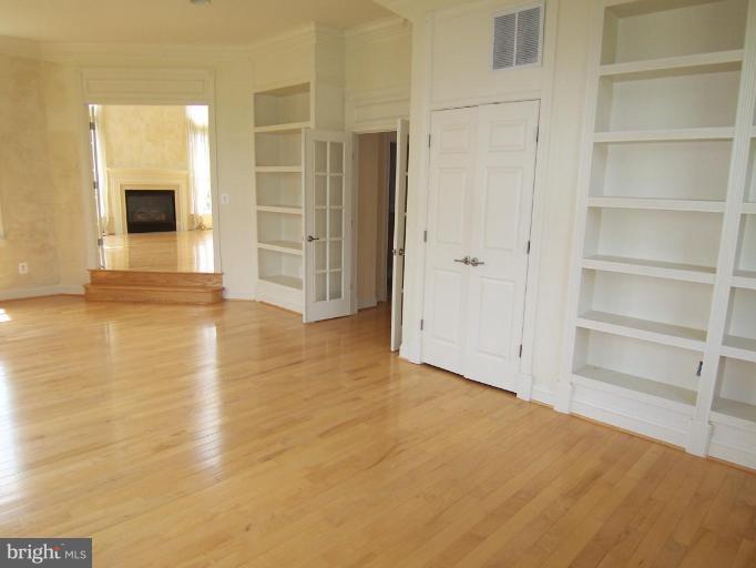 1154 Markell Court Reston, VA 20194 - Photo 5 of 23 Library