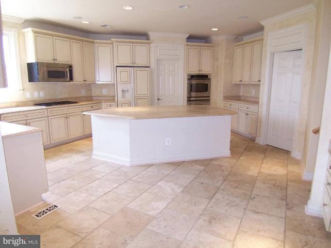 1154 Markell Court Reston, VA 20194 - Photo 8 of 23 Kitchen
