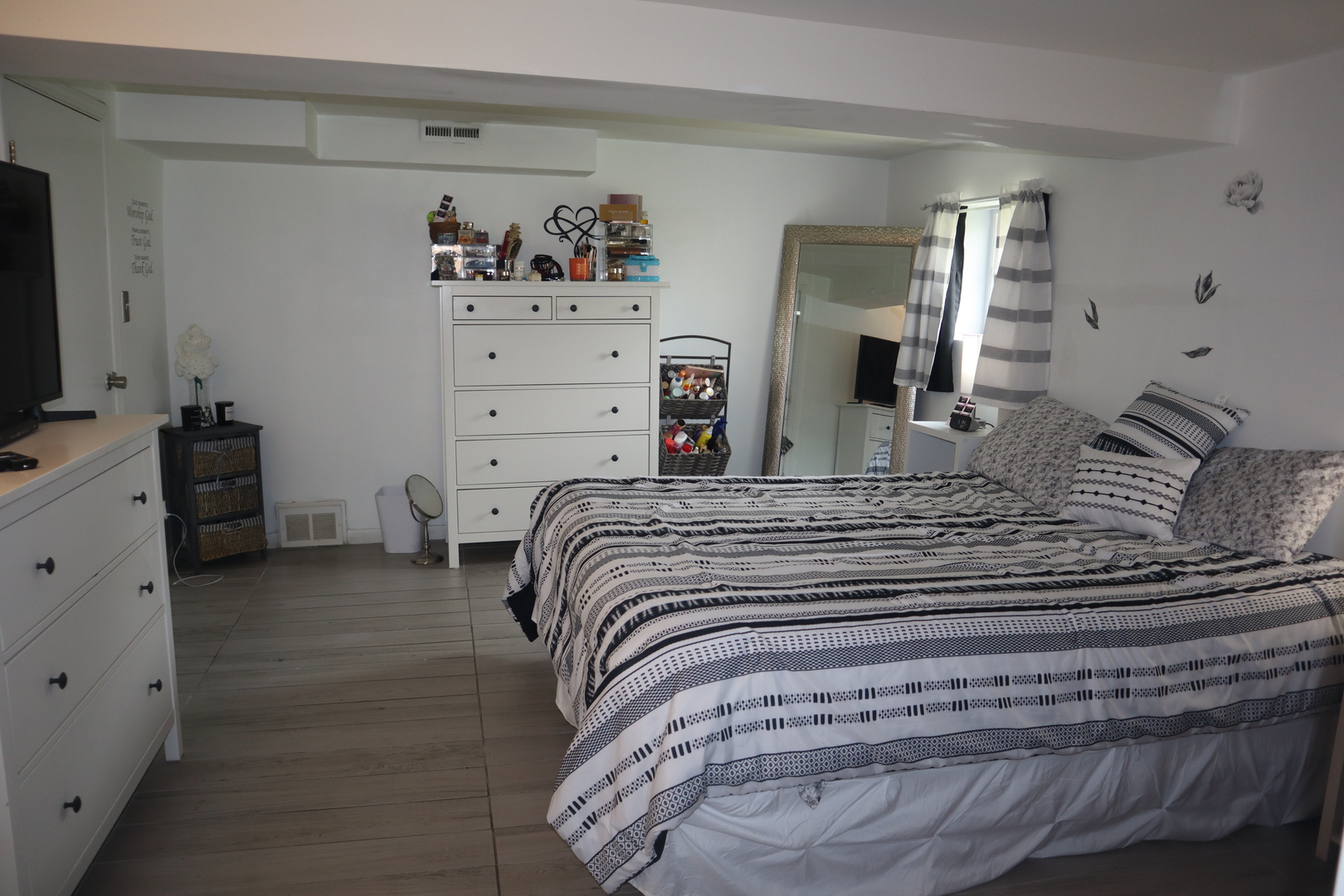 3218 Cuyler Avenue Berwyn, IL 60402 - Photo 9 of 17 a bedroom with a bed and a television