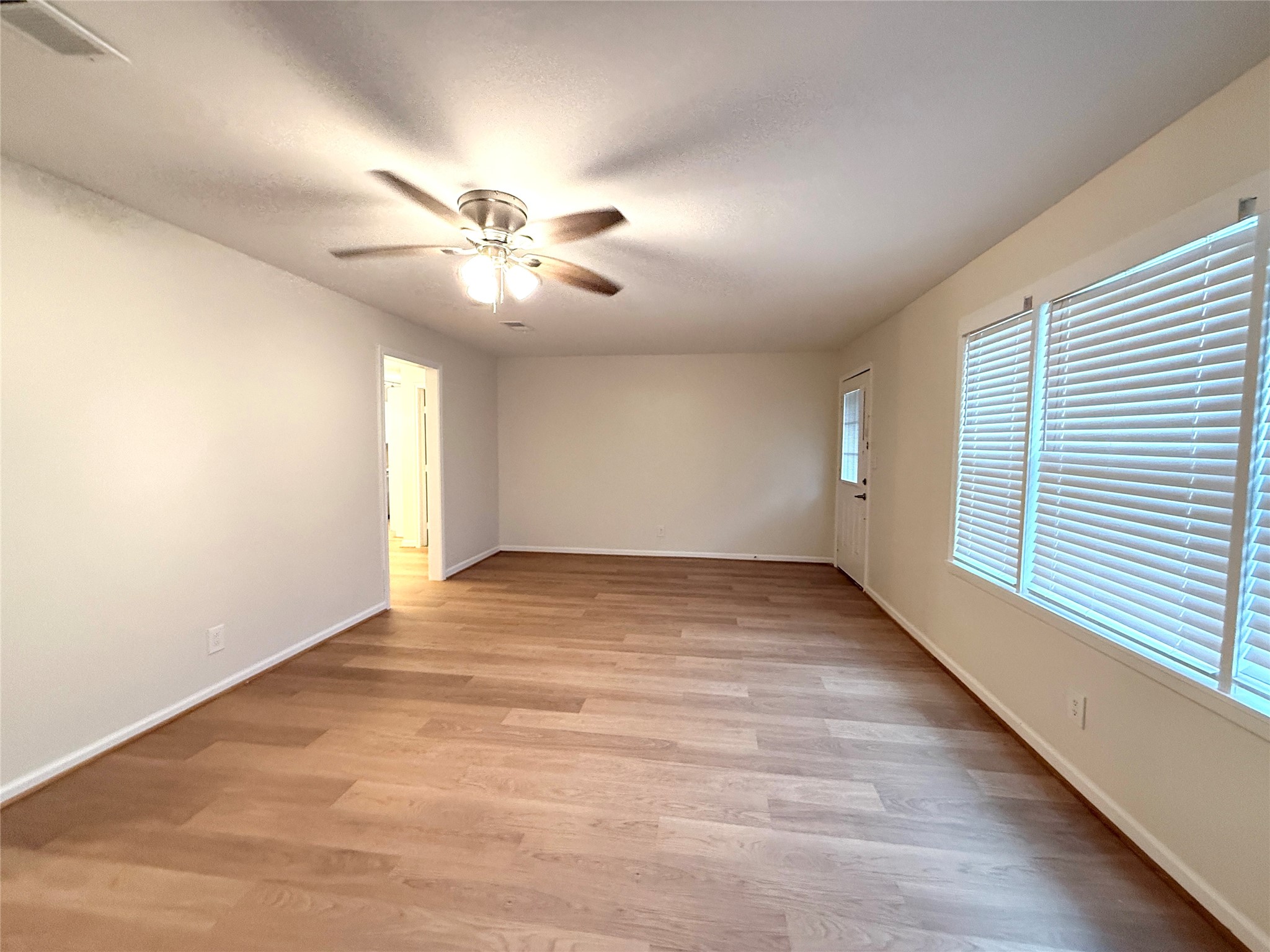 8 Piney Way Angleton, TX 77515 - Photo 4 of 24 Gallery Image 4