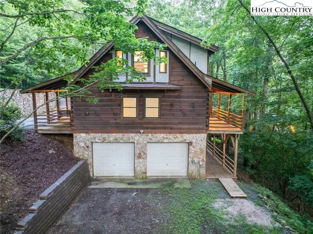 a view of a pathway of a house