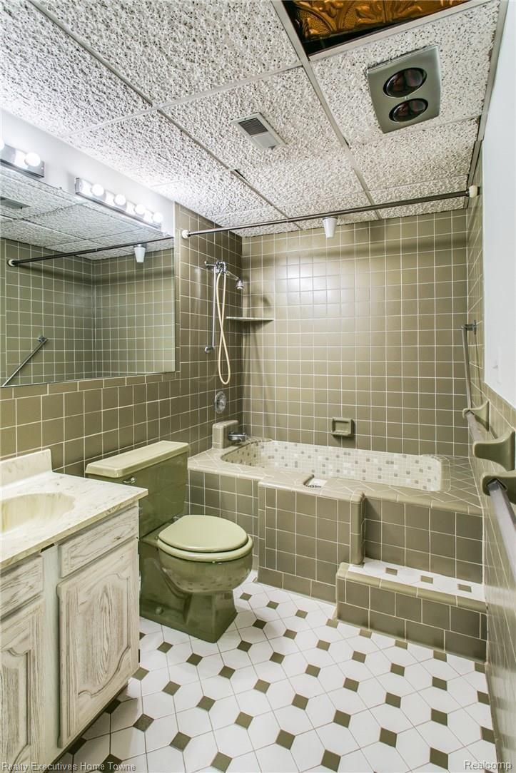 1130 Burnham Road Bloomfield Hills, MI 48304 - Photo 50 of 56 Full lower-level bath. No need to go upstairs after being in pool!