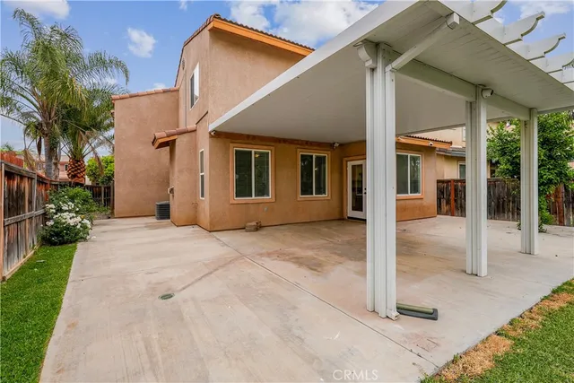 a view of a house with backyard and porch