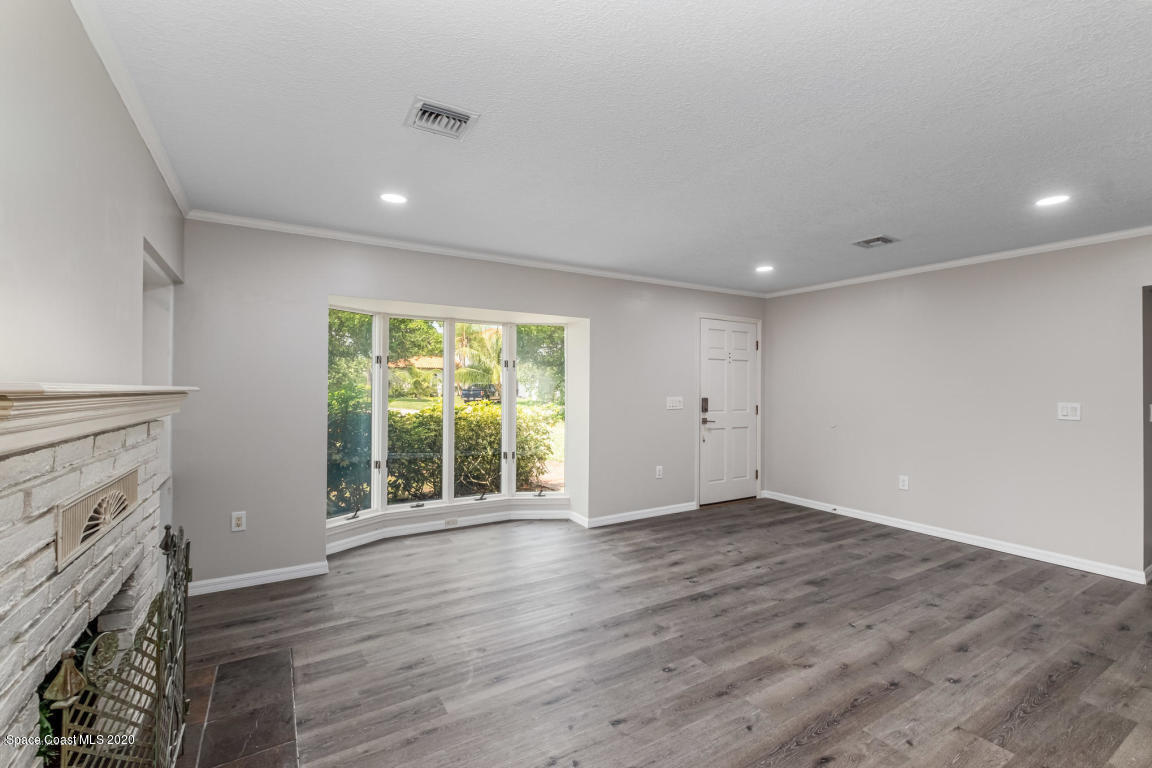 405 Sunset Boulevard Melbourne Beach, FL 32951 - Photo 6 of 26 Living room