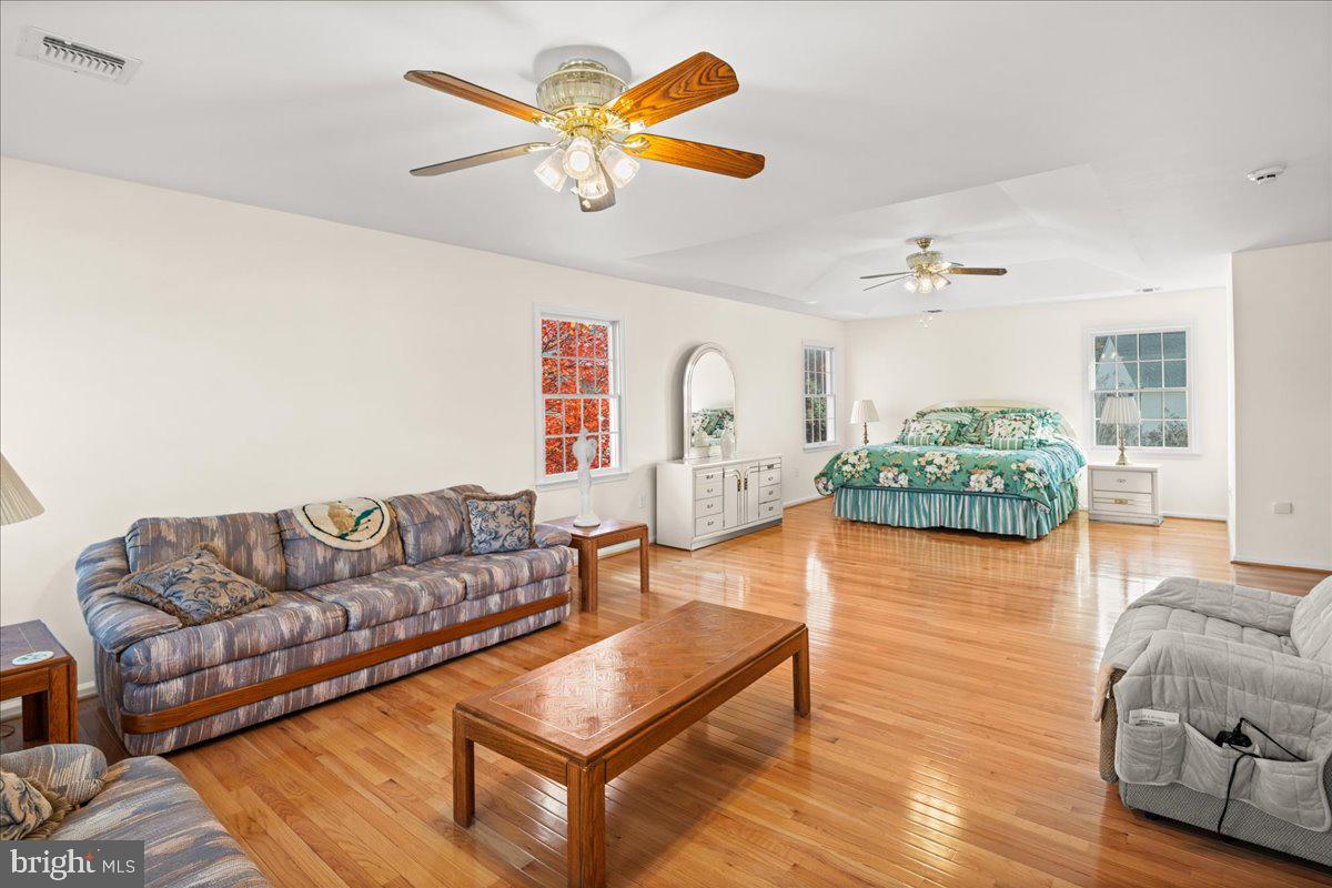 1 Gardengate Court Columbus, NJ 08022 - Photo 22 of 41 a living room with furniture and wooden floor