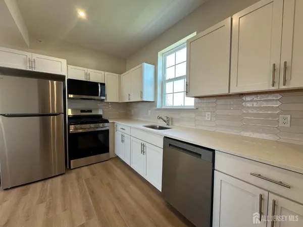 $2,600 | 88 Louis Street, Unit 5, New Brunswick, NJ 08901