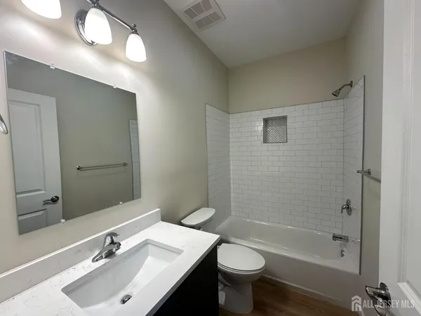$2,600 | 88 Louis Street, Unit 5, New Brunswick, NJ 08901