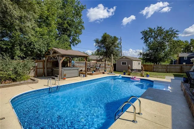 $420,000 | 129 Crestview Court, Lansing, KS 66043