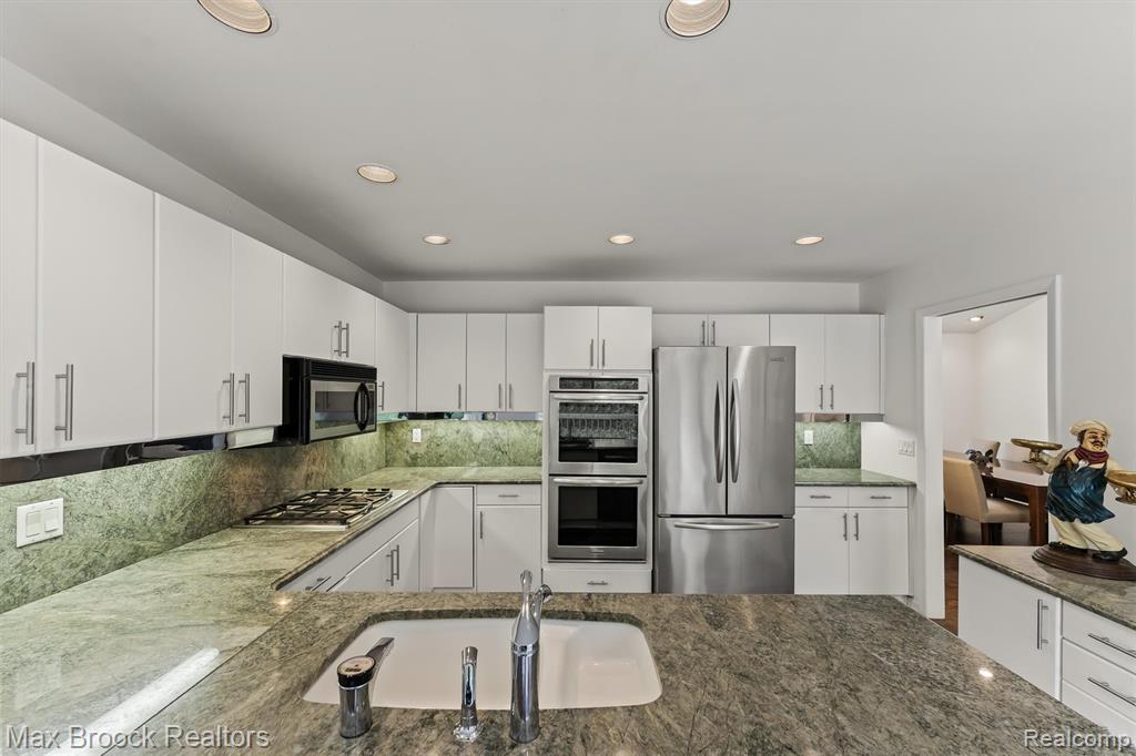 5725 Ridgewood Road West Bloomfield, MI 48322 - Photo 13 of 43