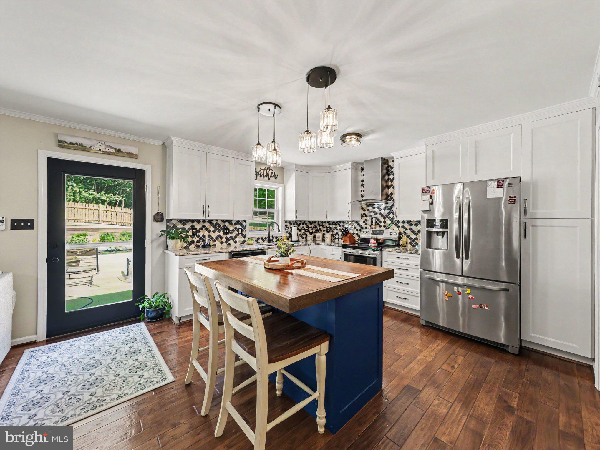 7462 Keith Road Warrenton, VA 20186 - Photo 4 of 37 Kitchen door to pool