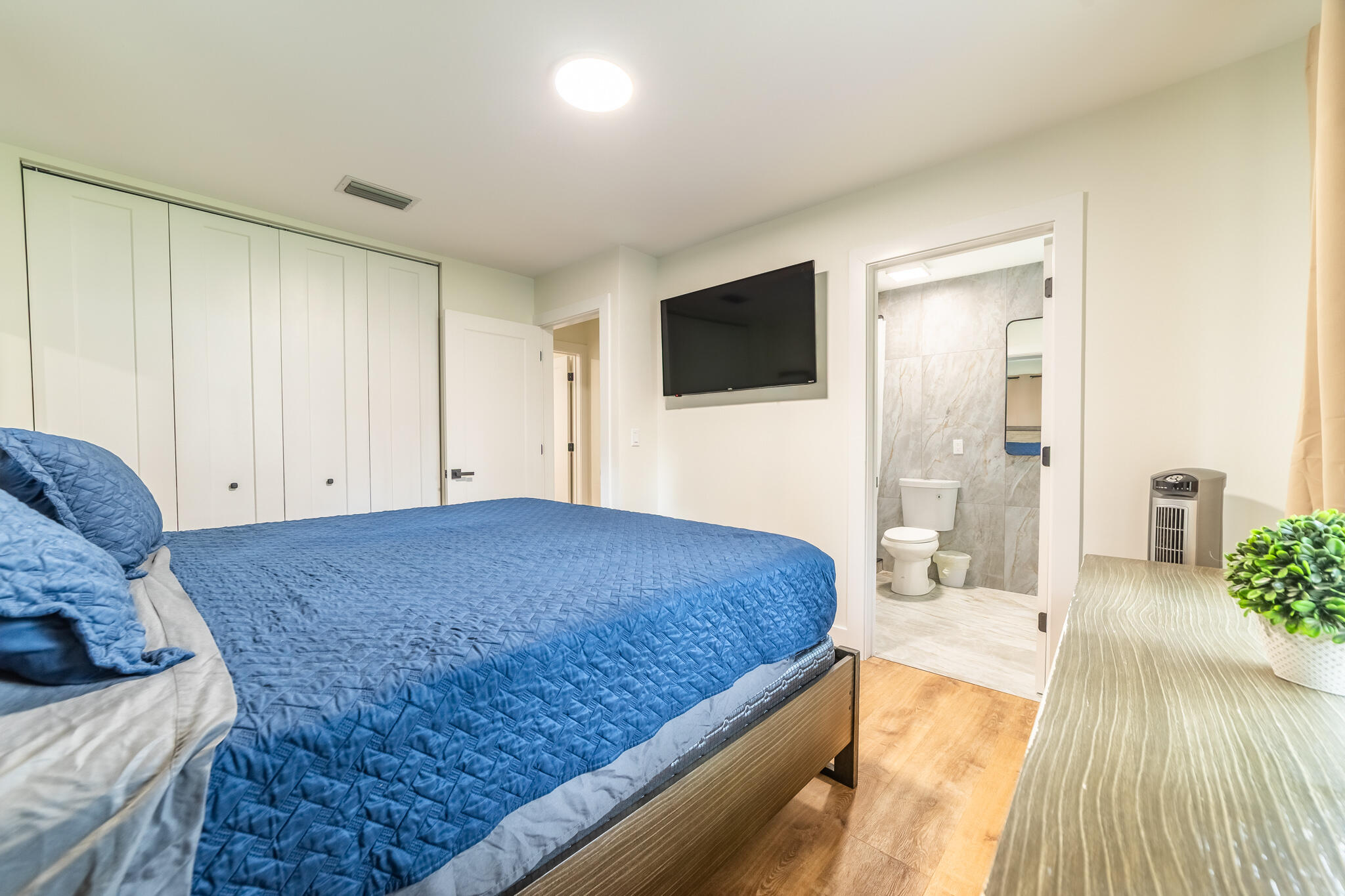 809 Southeast 12th Street Okeechobee, FL 34974 - Photo 23 of 62 a spacious bedroom with a large bed and a flat screen tv