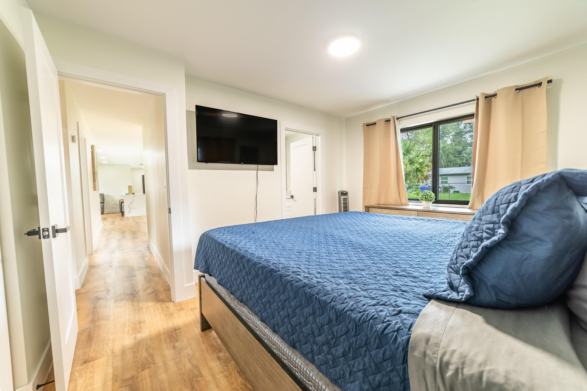 809 Southeast 12th Street Okeechobee, FL 34974 - Photo 27 of 62 a spacious bedroom with a large bed and a flat screen tv