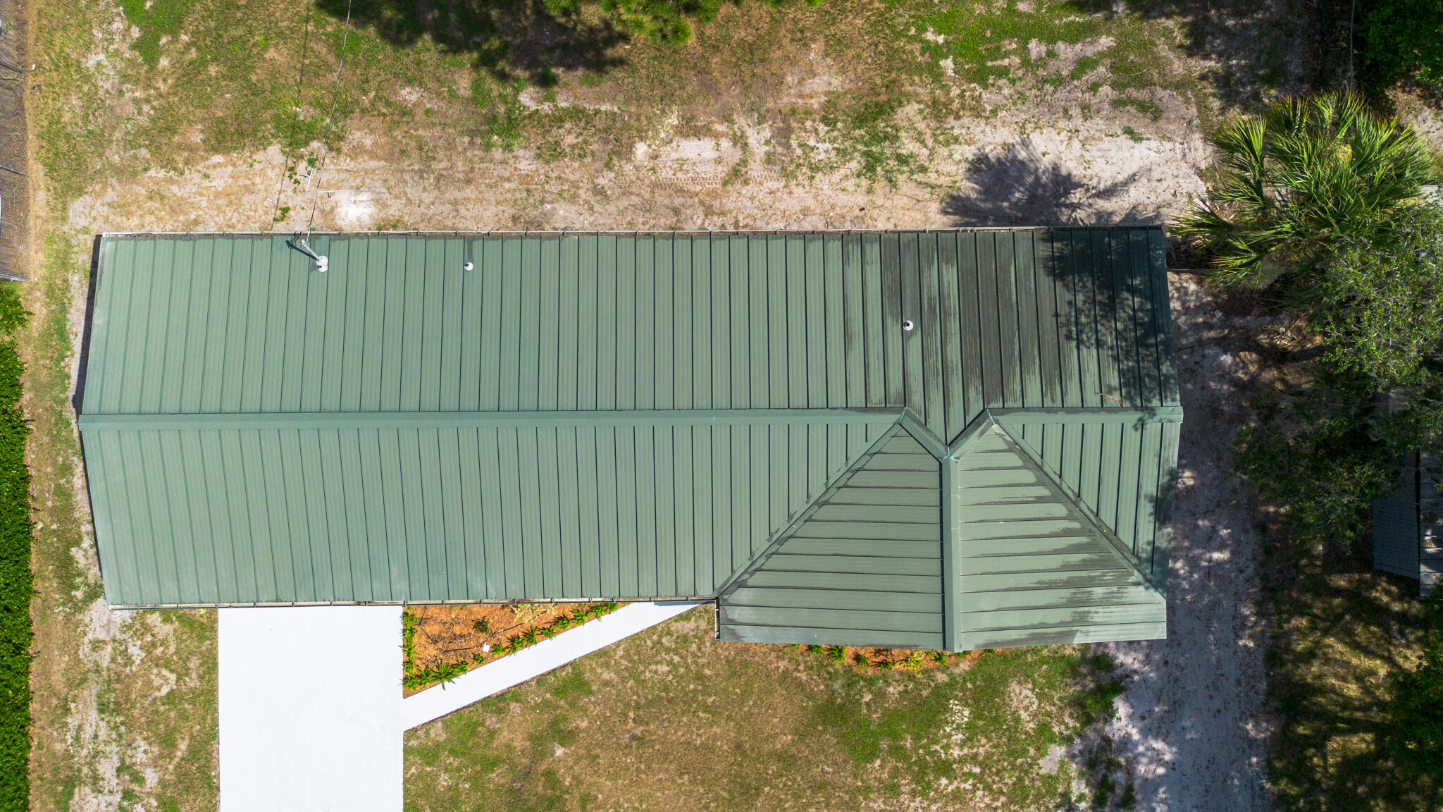 809 Southeast 12th Street Okeechobee, FL 34974 - Photo 49 of 62 a view of a backyard with a plants