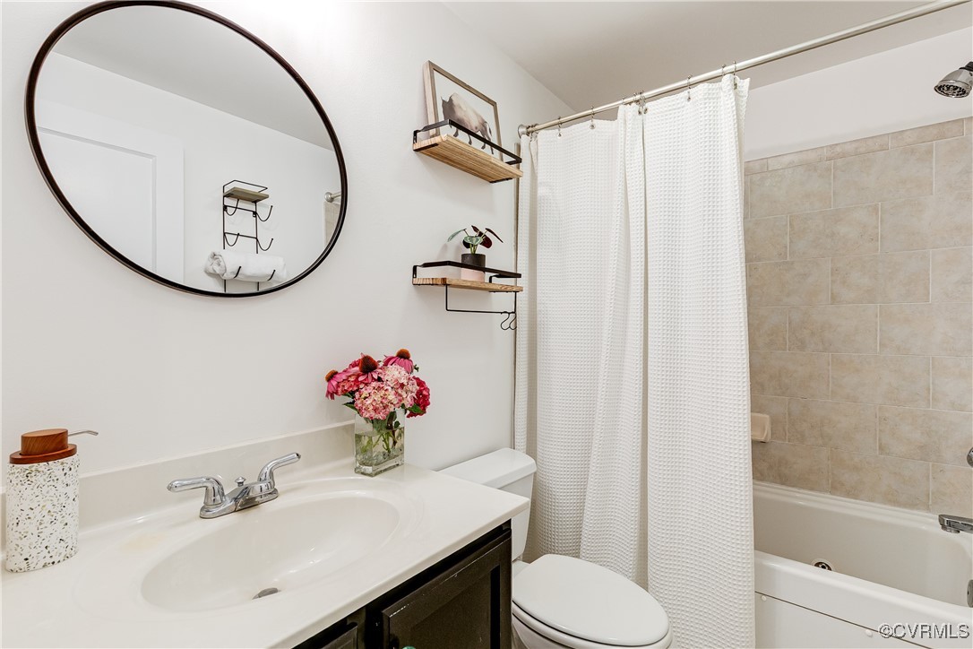 619 Roseneath Road, Unit U21 Richmond, VA 23221 - Photo 14 of 21 a bathroom with a sink and a mirror