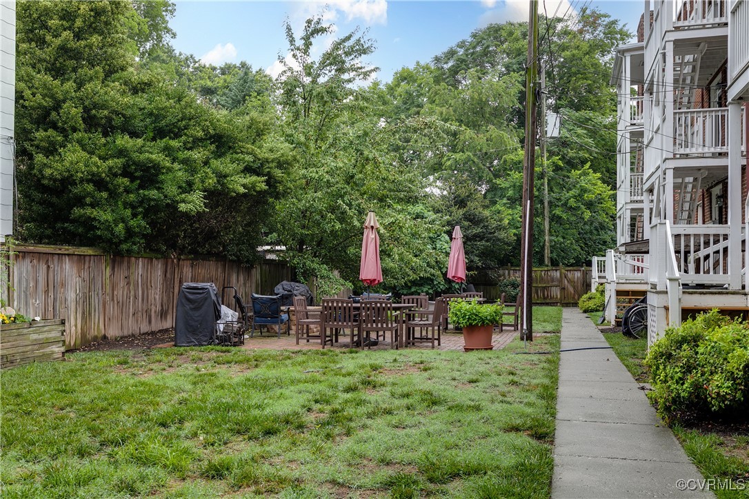 619 Roseneath Road, Unit U21 Richmond, VA 23221 - Photo 18 of 21 a view of a chair and tables in the backyard of the house