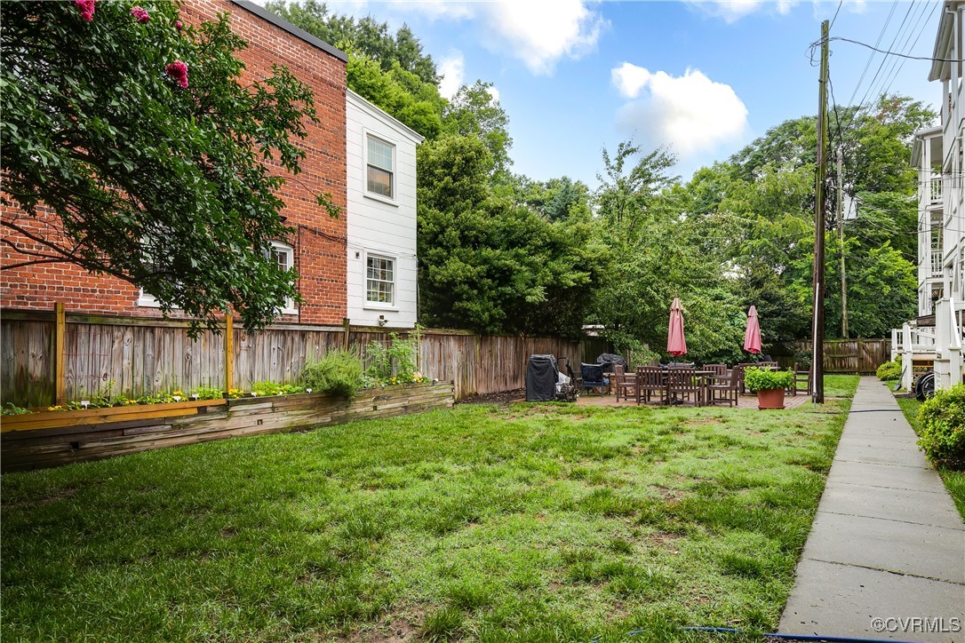 619 Roseneath Road, Unit U21 Richmond, VA 23221 - Photo 19 of 21 a view of a chair and tables in the backyard of the house