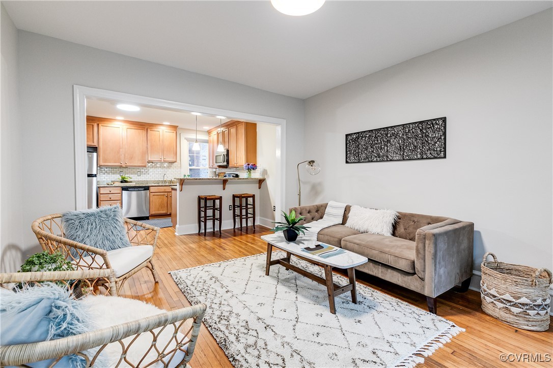 619 Roseneath Road, Unit U21 Richmond, VA 23221 - Photo 5 of 21 a living room with furniture and a large window