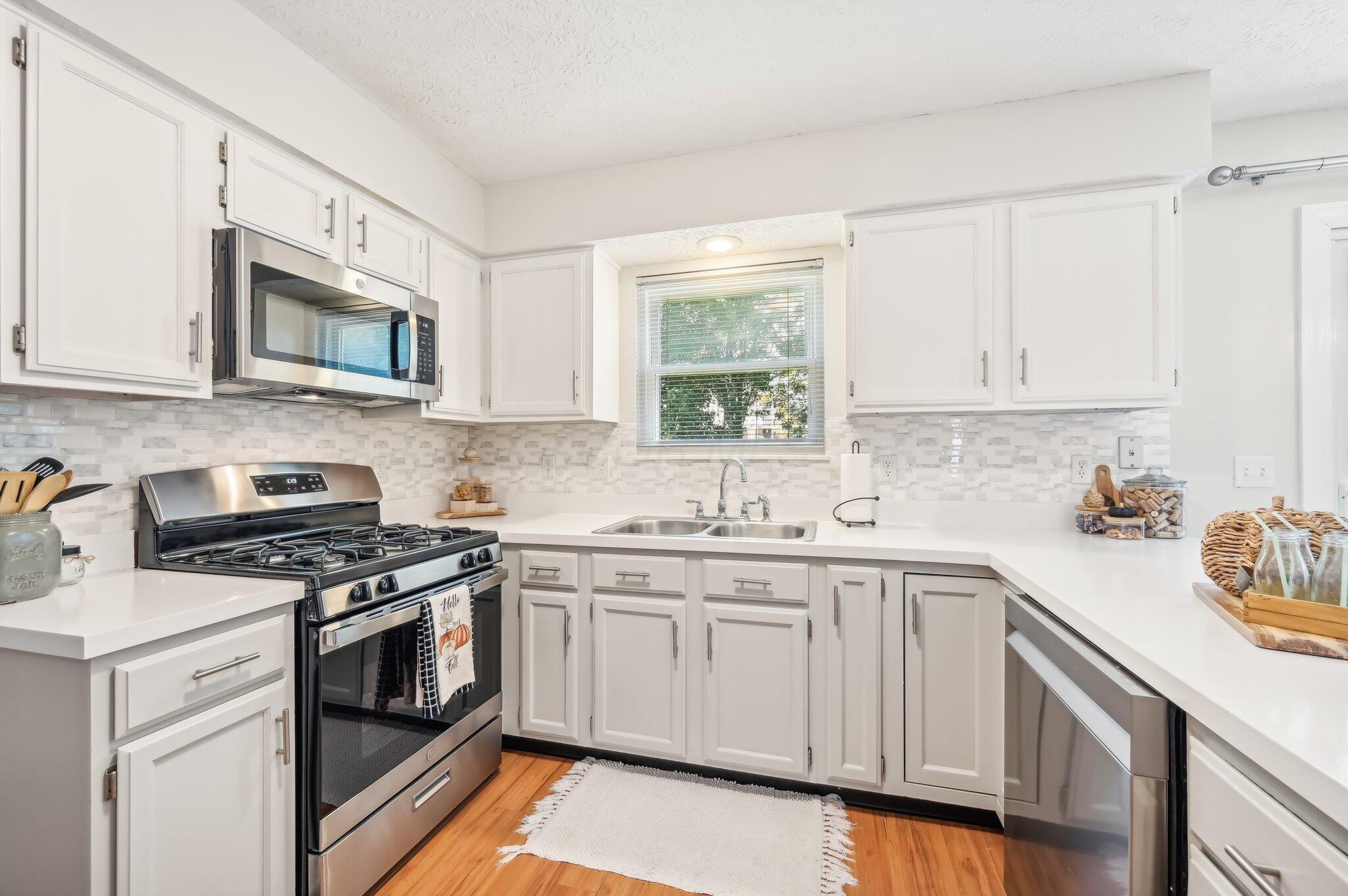 6048 Abbey Church Road Dublin, OH 43017 - Photo 8 of 27 Kitchen