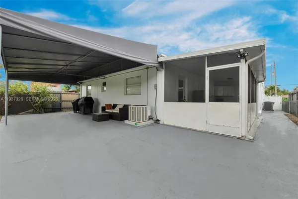 a view of a backyard