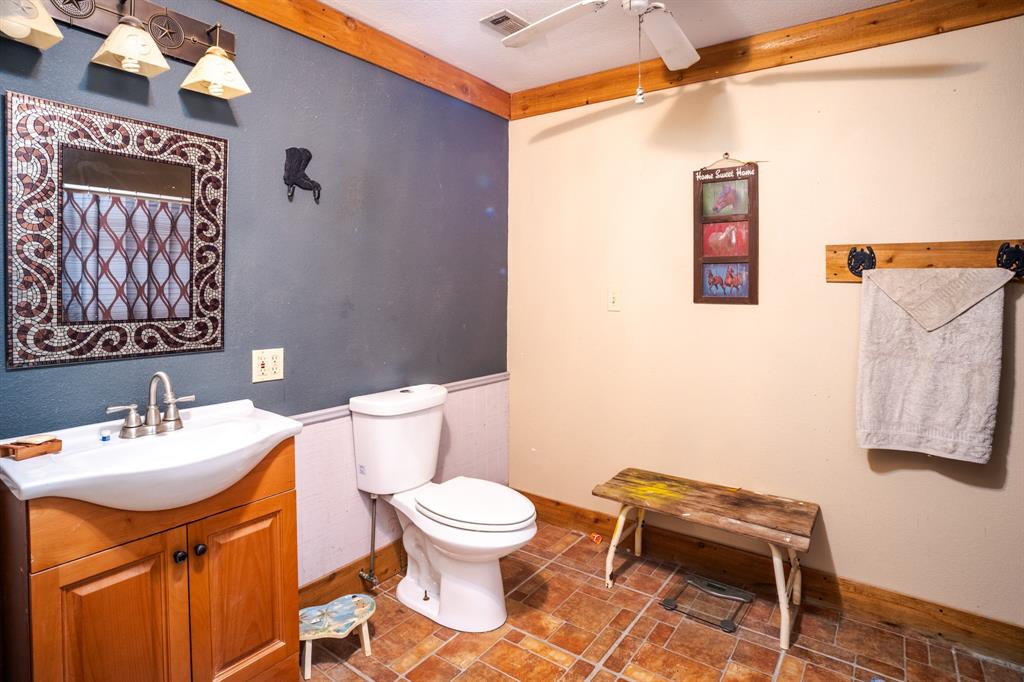 682 Lcr 450 Groesbeck, TX 76642 - Photo 15 of 38 a bathroom with a toilet sink and shower