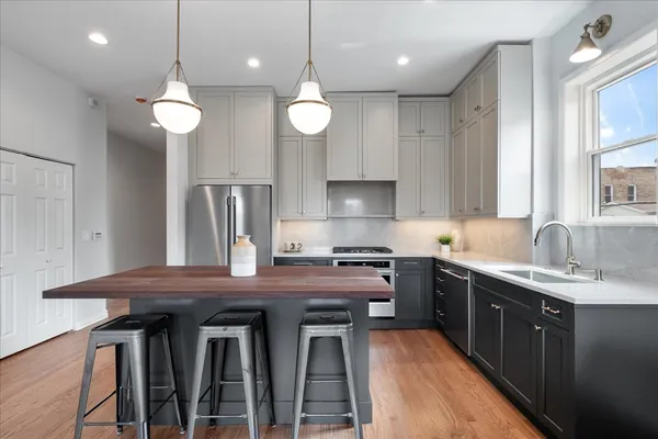 $2,850 | 217 South Bell Avenue, Unit 2, Chicago, IL 60612