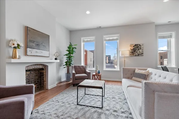 $2,850 | 217 South Bell Avenue, Unit 2, Chicago, IL 60612